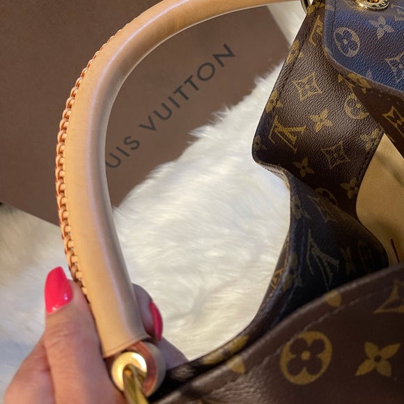 Authentic Louis Vuitton Monogram Canvas Artsy MM Shoulder Bag - Picture 16 of 17